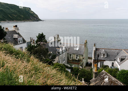 Des chambres vue sur mer ou sur les toits du village de pêcheurs, Gamrie Seatown. Banque D'Images