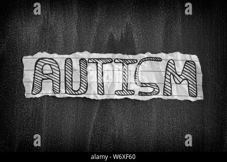 L'autisme. Troubles du spectre autistique. Mot autisme tableau noir sur l'arrière-plan. Close up. Banque D'Images