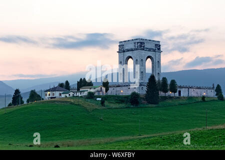 Leiten le monument mémorial est l'un des principaux ossuaires militaires de la Première Guerre mondiale. La province de Vicence, Trévise, Vénétie, Italie, Europe. Banque D'Images