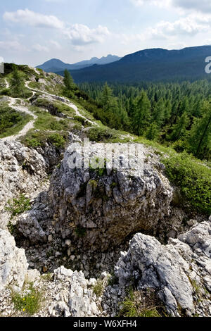 L'Italien de la Grande Guerre de tranchées à la Cima della Campanella. Aujourd'hui, il fait partie de la zone monumentale du mont Ortigara. Plateau d'Asiago, l'Italie. Banque D'Images