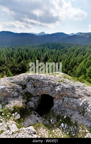 L'Italien de la Grande Guerre de tranchées à la Cima della Campanella. Aujourd'hui, il fait partie de la zone monumentale du mont Ortigara. Plateau d'Asiago, l'Italie. Banque D'Images