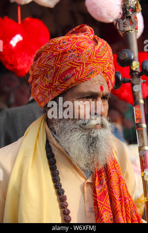 Sadhu jouant tambura à Surajkund Crafts Mela, Surajkund, Faridabad, Haryana, Inde Banque D'Images