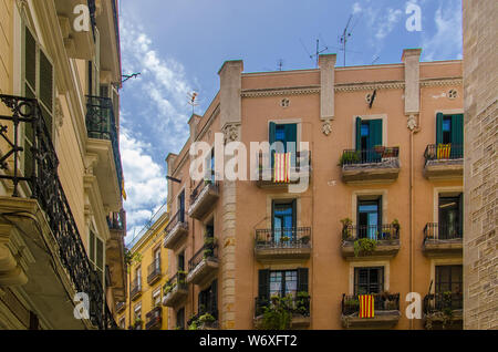 Drapeaux de la Catalogne sur les balcons d'une maison à Barcelone Banque D'Images