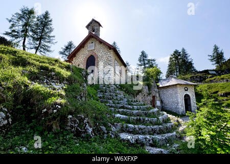 L'église du Mont Lozze et de l'ossuaire en mémoire de la bataille du mont Ortigara. Plateau d'Asiago, l'Italie. Banque D'Images