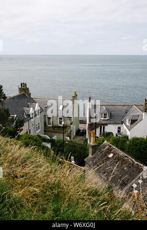 Des chambres vue sur mer ou sur les toits du village de pêcheurs, Gamrie Seatown. Banque D'Images