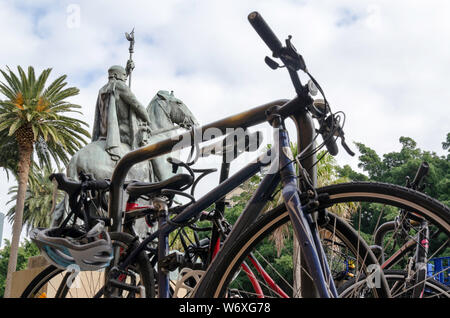 Les vélos garés devant l'Art Gallery of New South Wales, à Sydney, Australie avec les offrandes de la guerre (1923), statue de Gilbert Bayes à l'arrière Banque D'Images