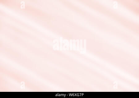 Les lignes de gradient floue ton corail pâle. Ombre sur le mur aveugle. Les rayons de lumière parallèles et de réflexion sur fond rose. Banque D'Images