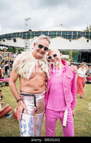 Cornbury Park, Oxfordshire, UK. Samedi 3 août 2019. Festival du désert, Oxfordshire, UK. L-R : James et Adrian de Londres. Fêtards déguisés en désert battra son plein. Maintenant dans sa 9e année, le festival est une célébration de l'art, la musique, de la mode et de la culture sur Cornbury domaine près de Chipping Norton. Photo : Andrew Walmsley/Alamy Live News Banque D'Images