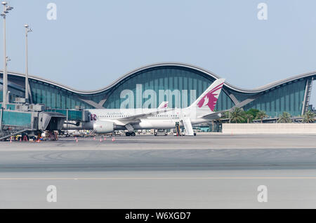 Doha, Qatar, Hamad Aéroport International, 2018-05-01 : compagnie aérienne Qatar avion à l'aéroport. Préparer l'avion pour le départ. Banque D'Images