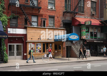 West Village, New York vue de l'amère fin Club dans Bleeker Street dans le centre de Greenwich Village (village) de l'Ouest, Manhattan, New York City, USA. Banque D'Images