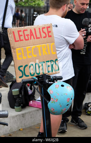 Downing Street, London, UK. 3 août 2019. Les gens en face de Downing Street pour protester contre la légalisation de scooters électriques. Crédit : Matthieu Chattle/Alamy Live News Banque D'Images