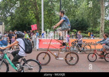 Londres, Royaume-Uni. 3 août 2019. Les cyclistes dans le centre commercial Prudential freecycle le long d'une route passant iconic London landmarks comme Buckingham Palace, Trafalgar Square, la Cathédrale St Paul et la Banque d'Angleterre Crédit : amer ghazzal/Alamy Live News Banque D'Images