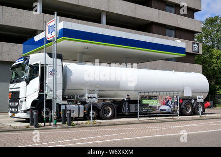 Tanker à Argos station d'essence. Argos est une station de gaz néerlandais et une partie de la marque Swiss VARO. Banque D'Images