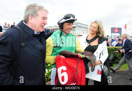 Jockey Davy Russell avec les propriétaires, John & Debbie Breslin après avoir remporté le O'Leary Assurances Maiden Hurdle à bord M. Everest pendant six jours du Festival d'été de 2019 à l'Hippodrome de Galway. Banque D'Images