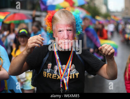 Une personne portant un masque de Donald Trump lors de la parade de la fierté de Belfast. Banque D'Images