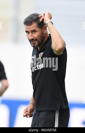 Karlsruhe, Allemagne. 06Th Aug 2019. Soccer : 2ème Bundesliga, Karlsruher SC - SG Dynamo Dresde, 2e journée dans le Wildparkstadion. Dresde coach Cristian fiel. Karlsruhe gagne 4:2. Credit : Uli Deck/DPA - NOTE IMPORTANTE : en conformité avec les exigences de la DFL Deutsche Fußball Liga ou la DFB Deutscher Fußball-Bund, il est interdit d'utiliser ou avoir utilisé des photographies prises dans le stade et/ou la correspondance dans la séquence sous forme d'images et/ou vidéo-comme des séquences de photos./dpa/Alamy Live News Banque D'Images