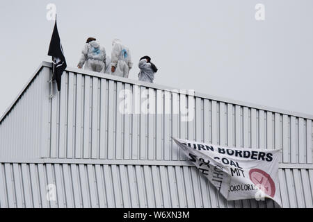 Mannheim, Allemagne. 06Th Aug 2019. Les militants se situent en haut de la grande bande de charbon. Des militants de l'Ende Gelande organisation ont occupé la courroie du convoyeur de charbon sur la grande centrale de charbon à Mannheim. Ils bloquent l'entrée principale de l'usine, appelant à la fin de l'utilisation du charbon dans la production d'énergie et l'utilisation de sources d'énergie renouvelables. Crédit : Michael Debets/Pacific Press/Alamy Live News Banque D'Images