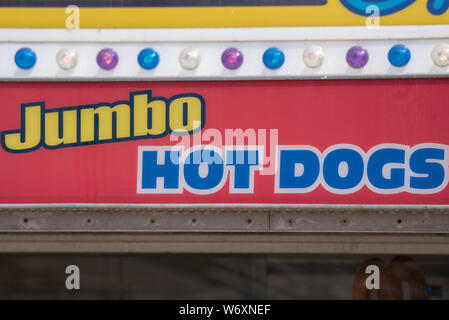 Grand panneau annonce clairement aux clients potentiels où acheter de délicieux hot-dogs jumbo. Banque D'Images