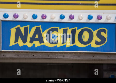 Grand panneau annonce clairement aux clients potentiels où acheter de délicieux Nachos. Banque D'Images