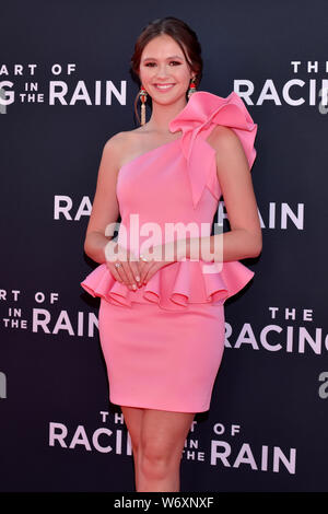 HOLLYWOOD, CA - août 01 : Olivia Sanabia arrive pour la première de la 20th Century Fox's 'The Art of Racing in the Rain' tenue à El Capitan Theatre sur Banque D'Images
