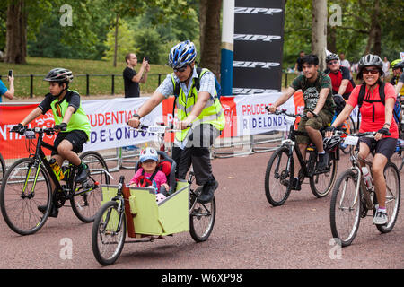 Londres, Royaume-Uni. 3 Août, 2019. Plus de 70 000 cavaliers de tous âges et capacités de la bicyclette de toutes formes et tailles sur sept kilomètres de routes sans circulation autour du centre de Londres pour le Prudential RideLondon événement FreeCycle. Ce carnaval de vélo libre, maintenant dans sa 7e année, dans le cadre de Prudential RideLondon est géré par le bureau du maire de Londres dans le but d'inciter plus de gens à cycle plus souvent. Credit : Mark Kerrison/Alamy Live News Banque D'Images