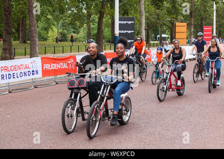 Londres, Royaume-Uni. 3 Août, 2019. Plus de 70 000 cavaliers de tous âges et capacités de la bicyclette de toutes formes et tailles sur sept kilomètres de routes sans circulation autour du centre de Londres pour le Prudential RideLondon événement FreeCycle. Ce carnaval de vélo libre, maintenant dans sa 7e année, dans le cadre de Prudential RideLondon est géré par le bureau du maire de Londres dans le but d'inciter plus de gens à cycle plus souvent. Credit : Mark Kerrison/Alamy Live News Banque D'Images