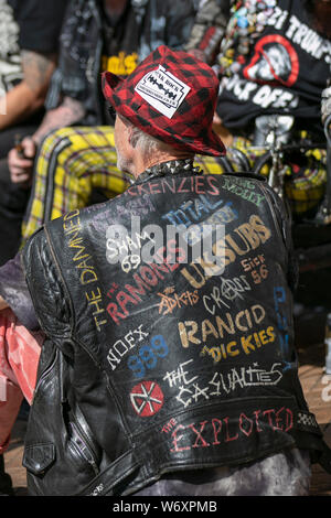 Punk sur une veste en cuir à Blackpool, Lancashire, Royaume-Uni août 2019. Festival de la rébellion le plus grand festival punk du monde à Blackpool. Début août, les jardins d'hiver de Blackpool accueillent une vaste gamme de groupes punk pour l'édition 21st du festival de la rébellion, attirant des milliers de touristes dans la station. Plus de 4 jours chaque mois d'août à Blackpool, le meilleur de Punk rassemblement pour cet événement social de l'année avec 4 jours de musique sur 6 étapes avec des masses de groupes. Banque D'Images