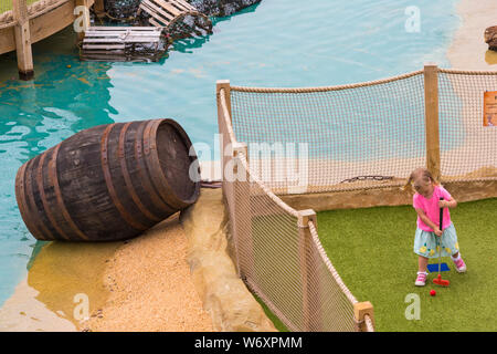 Bournemouth, Dorset UK. 3e août 2019. Les enfants et les familles apprécient le nouveau thème Smuggler Adventure Golf, Smugglers Cove Adventure Golf, à l'approche de la jetée. Ils attendent avec excitation pour essayer le nouveau cours et d'en savoir plus sur le passeur thème sur le premier week-end après l'ouverture officielle du mini-golf le mercredi 31 juillet. L'utilisation de l'emplacement de premier choix sur le front de mer est controversée parmi les habitants de la ville avec des idées différentes qui sont proposées. Jeune fille jouer au mini golf minigolf mini-golf Adventure golf putt putt. Credit : Carolyn Jenkins/Alamy Live News Banque D'Images