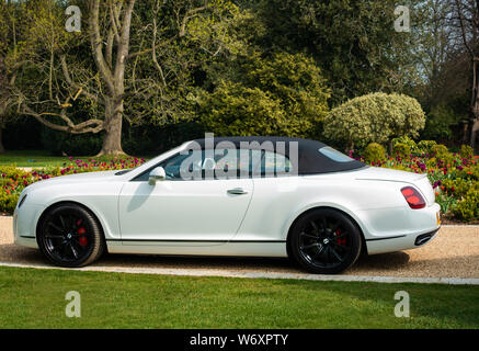 Bentley Continental GTC blanche avec Capote noire Supersport Banque D'Images