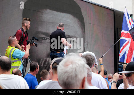 Portland Place, London, UK. 3 août 2019. Tommy Robinson stade supporters une manifestation devant le siège de la BBC exigeant sa libération, Portland Place, London, UK. 3 août 2019. Crédit : Matthieu Chattle/Alamy Live News Banque D'Images