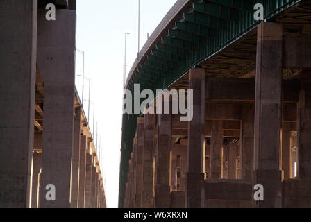 HEURE DE POINTE : perspective à tous les angles et sous-niveaux d'un réseau routier élevé Banque D'Images