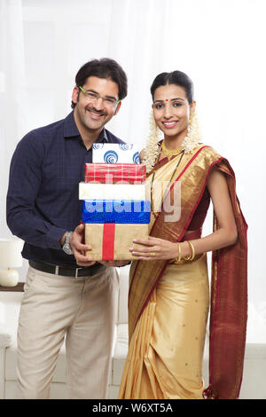 South Indian Woman holding gift boxes Banque D'Images