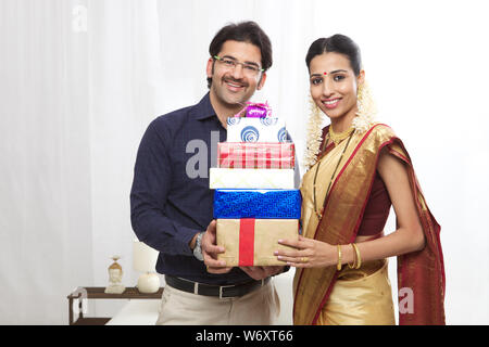 South Indian Woman holding gift boxes Banque D'Images