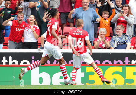 Barnsley's Luc Thomas (à droite) célèbre marquant son but premier du côté du jeu au cours de la Sky Bet Championship match à Oakwell Barnsley. Banque D'Images