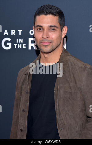 HOLLYWOOD, CA - août 01 : Wilmer Valderrama arrive pour la première de la 20th Century Fox's 'The Art of Racing in the Rain' tenue à El Capitan Theatre Banque D'Images