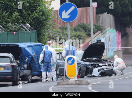 Les plaques PIXELISÉES PAR PA PHOTO 24 agents de police scientifique en dehors de Belfast City cimetière où deux hommes ont été blessés après une voiture a frappé les piétons. Banque D'Images