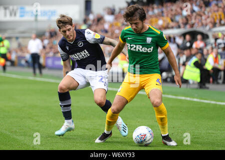 Le Millwall Connor Mahoney et Preston North End's Ben Pearson bataille pour la balle, au cours de la Sky Bet Championship match à la Den, Londres. Banque D'Images