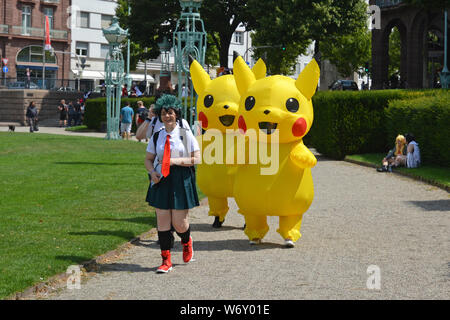 Mannheim, Allemagne - Août 2019 : Pokemon cosplayeurs au parc public appelé 'Friedrichsplatz' à Mannheim au cours anuel convention anime Banque D'Images