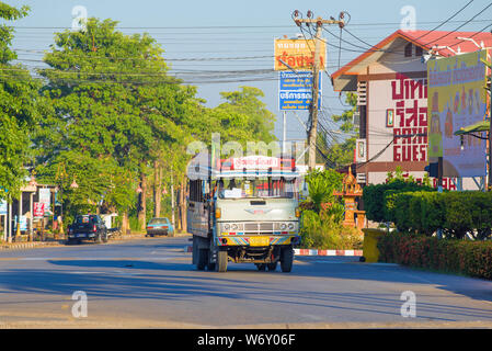 Sukhotaï, THAÏLANDE - le 26 décembre 2018 : bus sur la base de l'ancien camion Hino dans la ville paysage sur un matin ensoleillé Banque D'Images