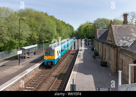 Transport pour le pays de Galles class 175 diesel train 175109 à Ruabon avec un train Holyhead à Cardiff Banque D'Images