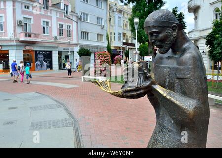 "Le pêcheur et le poisson rouge '. La sculpture est faite par le sculpteur de Varna, Venelin Bozhidarov - 2.10m de haut en Bulgarie - mer Noire - Bulgarie Banque D'Images