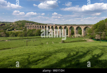 Transport pour le Pays de Galles classe 175 train traversant Cefn Mawr Viaduct (nord de Chirk) Banque D'Images