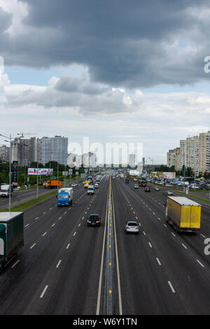 Kiev, Ukraine - le 22 mai 2019 : vue de la route de dans la ville de Boryspil Kiev sur un jour de pluie, la jonction de route Pozniaki quartier Banque D'Images