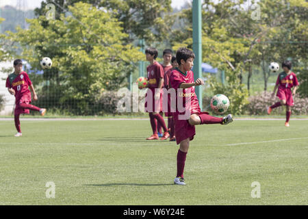 Fukushima, le Japon. 2 Août, 2019. Les jeunes joueurs de soccer à la J-Village Centre national de formation au cours de la ''Media Tour Tohoku Fukushima : événement cours''. L'événement annuel organisé par la municipalité de Tokyo (TMG) met en valeur les efforts de récupération à Fukushima zone touchée par le grand séisme de l'Est du Japon 2011. Credit : Rodrigo Reyes Marin/ZUMA/Alamy Fil Live News Banque D'Images