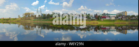 Panorama de la rivière Dvina occidentale sur l'apparence d'un jour d'avril. Polatsk, Bélarus Banque D'Images