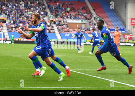 Le Wigan Athletic Michael Jacobs fête marquant son premier but de côtés du jeu pendant le match de championnat Sky Bet au DW Stadium, Wigan. Banque D'Images