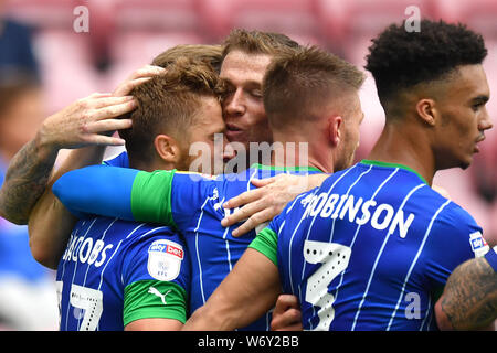 Le Wigan Athletic Michael Jacobs fête marquant son premier but de côtés du jeu pendant le match de championnat Sky Bet au DW Stadium, Wigan. Banque D'Images