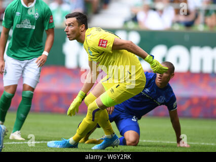 Brême, Allemagne. 06Th Aug 2019. Soccer : Test matches : Werder Brême - FC Everton au Weserstadion wohninvest. Pavlenka Werder gardien Jiri repousser une Evertons Richarlison de balle de Andrade. Credit : Carmen Jaspersen/dpa/Alamy Live News Banque D'Images