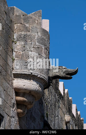 La Grèce, Rhodes, la plus grande des îles du Dodécanèse. Vieille ville médiévale. Détail mur sculpté avec gargouille. L'UNESCO Banque D'Images