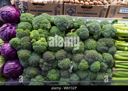 Légumes brocoli chefs sur l'affichage à l'épicerie et des légumes Banque D'Images